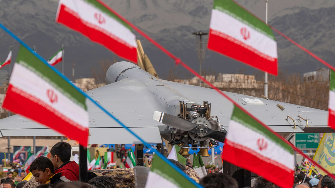 VIDEO: F-16 persigue un dron Shahed-136 de Irán sobre una playa de Dubái