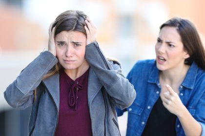 Descubren que las relaciones con personas tóxicas aceleran el envejecimiento biológico