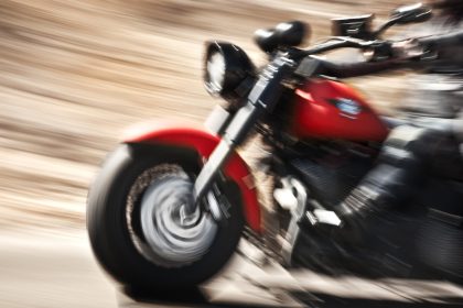 VIDEO: Motocicleta arrolla a un espectador durante una carrera