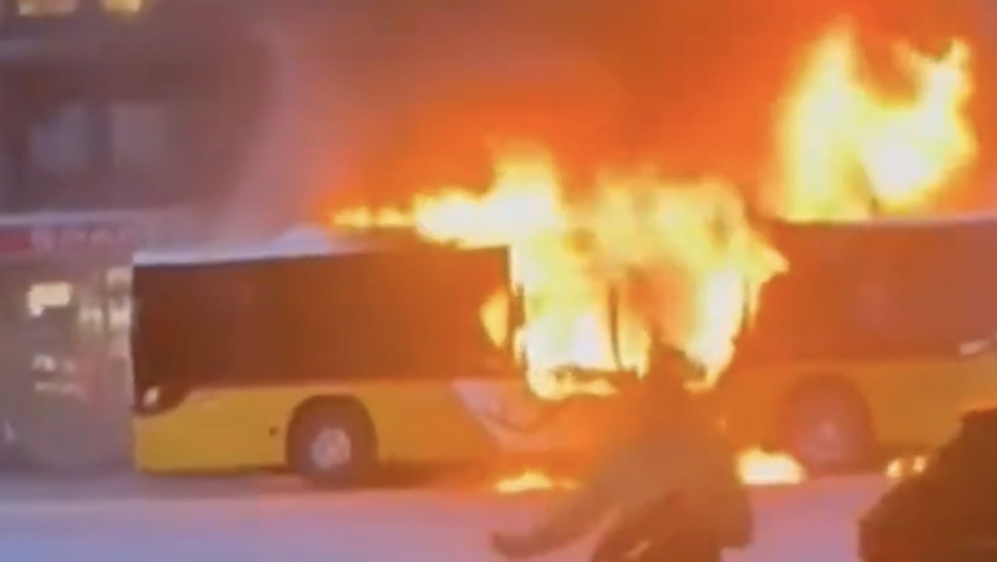 Incendio devora un autobús en Suiza y deja muertos (VIDEOS)