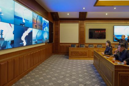 FOTOS: Kim supervisa lanzamiento de prueba de misiles desde nuevo destructor