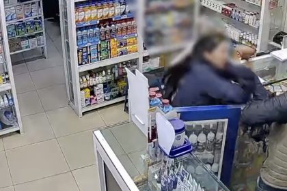 Mujer se enfrenta sola a delincuente armado y le da su merecido (VIDEO)