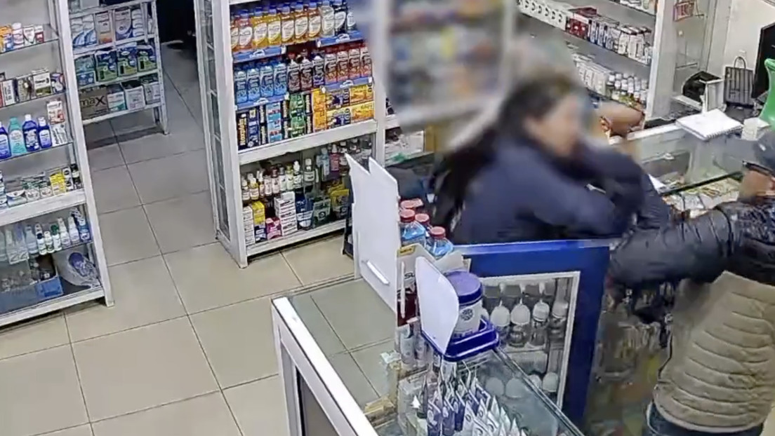 Mujer se enfrenta sola a delincuente armado y le da su merecido (VIDEO)