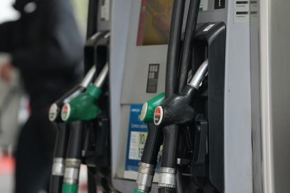 El Brent supera los 100 dólares mientras el cierre del estrecho de Ormuz dispara el precio del crudo