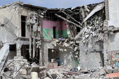 "El presidente nos miente": senador arremete contra Trump por el bombardeo de la escuela iraní