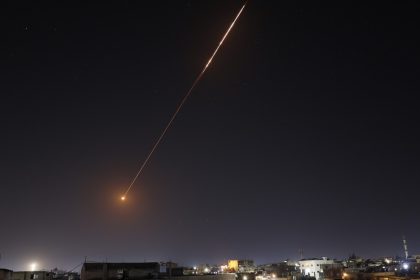 Irán amenaza con abrir "nuevos frentes" mientras golpea con éxito bases de Occidente: MINUTO A MINUTO