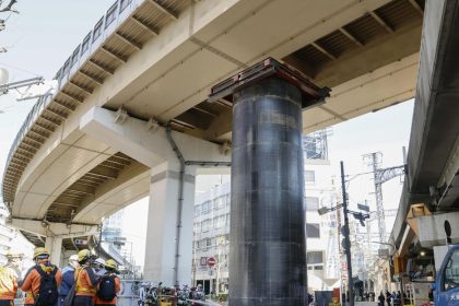 Tubería gigante emerge en mitad de una calle (FOTOS, VIDEOS)