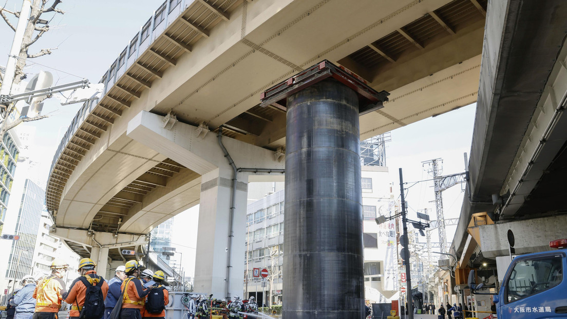 Tubería gigante emerge en mitad de una calle (FOTOS, VIDEOS)