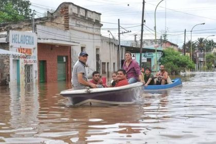 Desalojos masivos en medio de las torrenciales lluvias que afectan el norte argentino (VIDEOS)