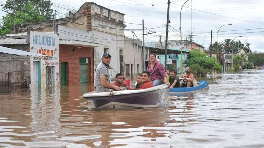 Desalojos masivos en medio de las torrenciales lluvias que afectan el norte argentino (VIDEOS)