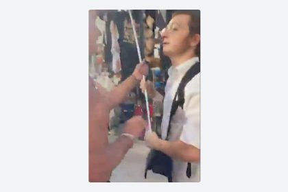 Turista rompe el asta y tira al suelo una bandera hebrea en México