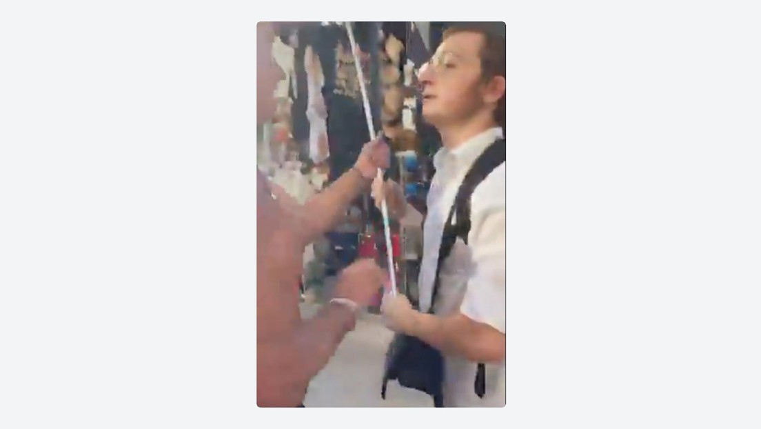 Turista rompe el asta y tira al suelo una bandera hebrea en México