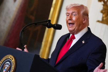 Trump compara su estrategia ante Irán y la de Obama con una FOTO