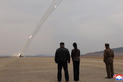 FOTOS: Kim Jong-un lleva a su hija a supervisar unos ensayos de potentes misiles