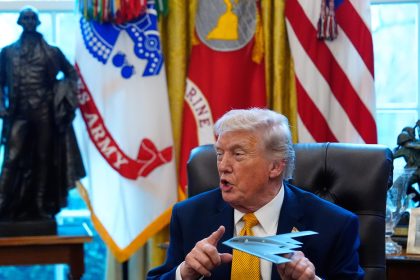 Trump exhibe una maqueta de un bombardero B-2 (VIDEO)