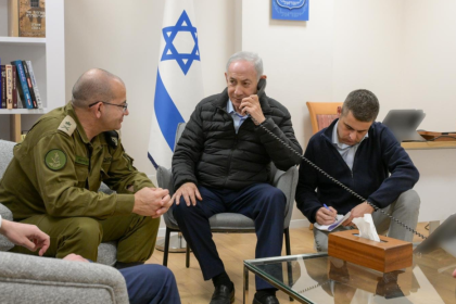 Oficina de Netanyahu difunde foto en la que se le ve ordenando el asesinato de altos funcionarios iraníes