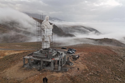 VIDEO: Construyen una estatua del Cristo Redentor en la frontera entre el Líbano y Siria