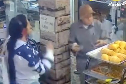 Mujer golpea violentamente a un adulto mayor por no atenderla 'rápido' en una panadería (VIDEO)