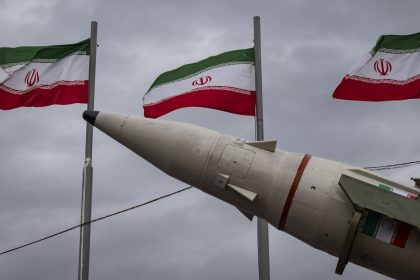 FOTO: Irán lanza nueva advertencia a EE.UU. con una clara inscripción en sus misiles