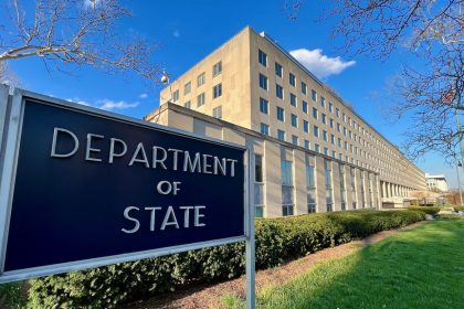 WP: EE.UU. ordena revisión de seguridad urgente en todas sus embajadas por crisis en Oriente Medio