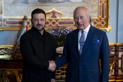 Zelenski regala al rey Carlos III un iPad conectado al campo de batalla ucraniano