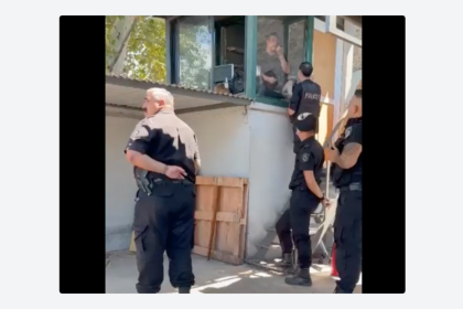 FUERTE VIDEO: Un hombre se prende fuego por una deuda salarial y hiere a tres policías