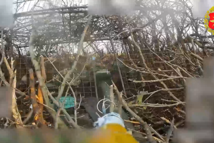 Impacto directo: drones rusos localizan y eliminan blindados camuflados de Ucrania (VIDEO)