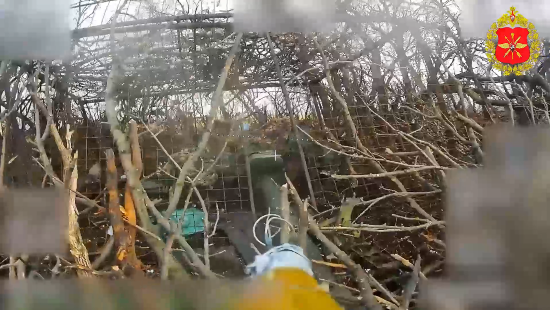 Impacto directo: drones rusos localizan y eliminan blindados camuflados de Ucrania (VIDEO)