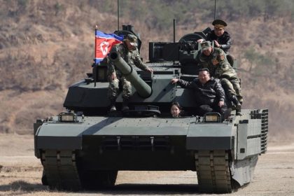 FOTOS: Kim Jong-un y su hija abordan el nuevo tanque insignia de su país