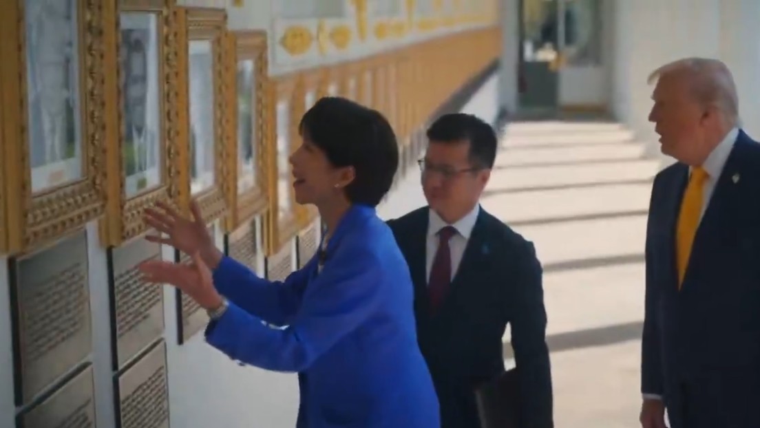 VIDEO: Primera ministra japonesa no puede contener la risa cuando Trump le muestra el retrato oficial de Biden