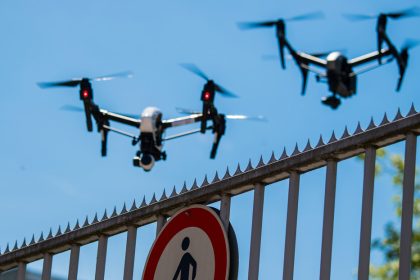 Oleadas de drones asediaron por días una estratégica base militar de EE.UU.