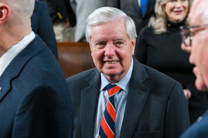 Senador echa más leña al fuego entre Trump y aliados