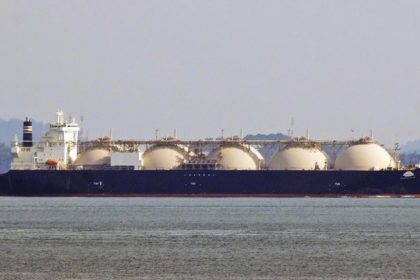 Un "barco fantasma" atraviesa el estrecho de Ormuz en una maniobra poco común