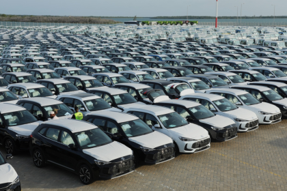 La inesperada consecuencia del conflicto de Irán: miles de coches de lujo atrapados en una isla donde están prohibidos