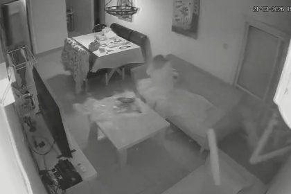 VIDEO: Ignora alarmas de misiles en Israel, se queda en su casa y casi la golpea una brutal onda expansiva