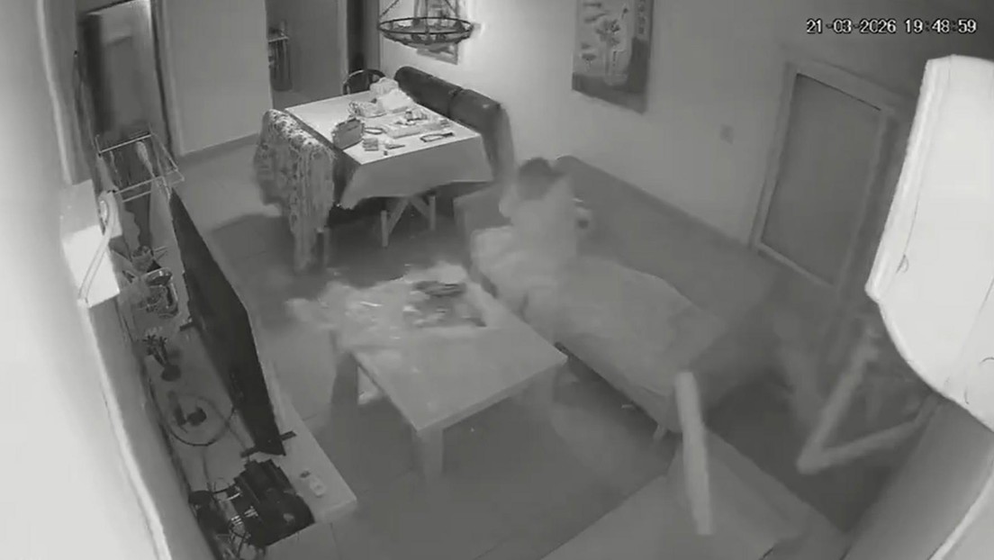 VIDEO: Ignora alarmas de misiles en Israel, se queda en su casa y casi la golpea una brutal onda expansiva