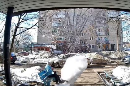 VIDEO: Anciana se salva por poco de ser golpeada por un enorme bloque de nieve