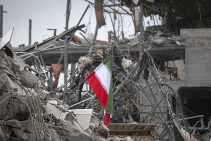 Periodista Glenn Greenwald: Trump quiere "liberar" al pueblo iraní bombardeando y destruyendo su país