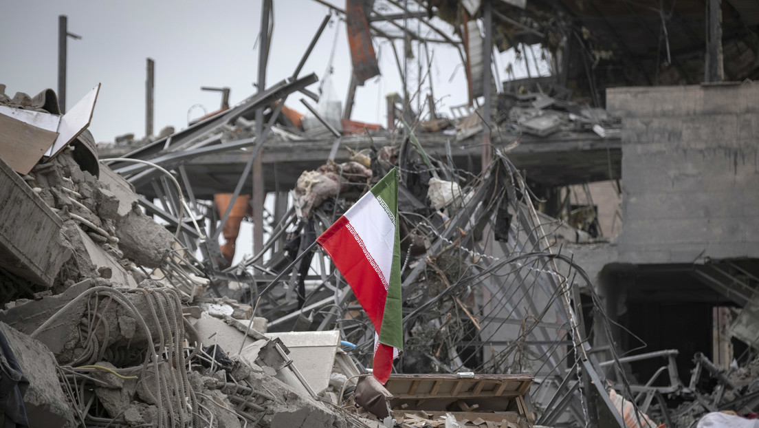 Periodista Glenn Greenwald: Trump quiere "liberar" al pueblo iraní bombardeando y destruyendo su país