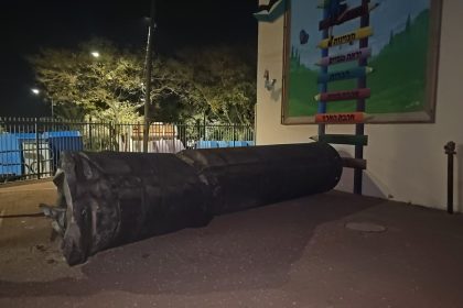 FOTO, VIDEO: Gigantesco fragmento de misil cae cerca de una escuela en Israel
