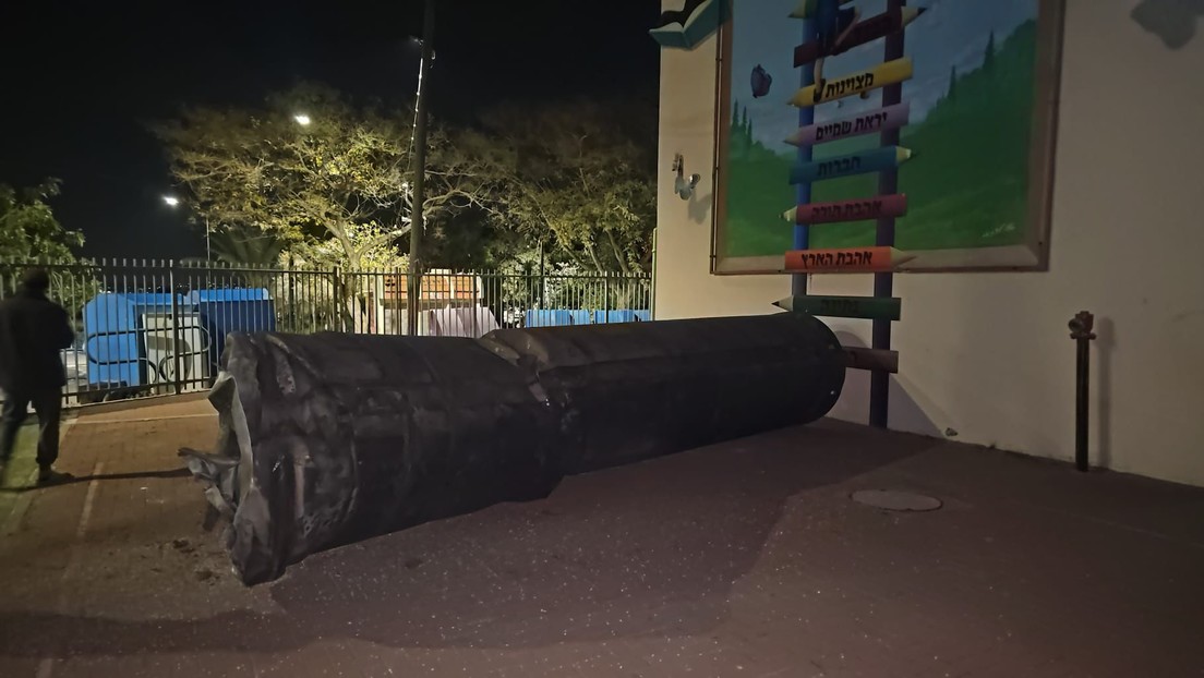FOTO, VIDEO: Gigantesco fragmento de misil cae cerca de una escuela en Israel