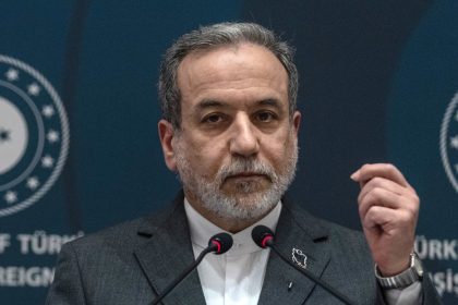 Canciller iraní rechaza amenazas de Trump e insiste en que el estrecho de Ormuz "no está cerrado"