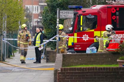 Prenden fuego a vehículos de un servicio judío de ambulancias en Londres (VIDEOS)