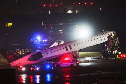 ESPELUZNANTES IMÁGENES: Así quedó la cabina del avión que chocó con un camión en aeropuerto de Nueva York