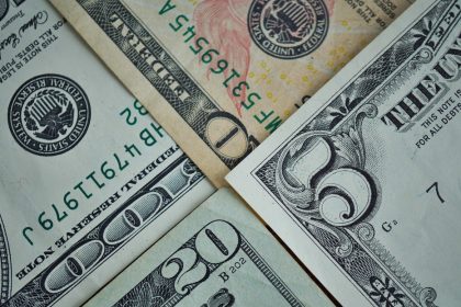 La guerra de Irán mueve el tablero de monedas en Latinoamérica