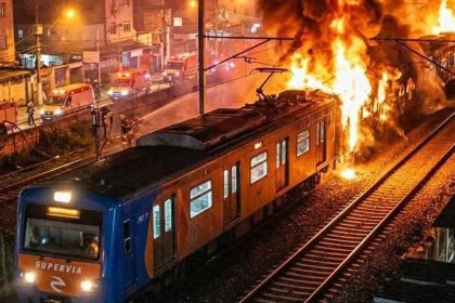 VIDEOS: Tren envuelto en llamas en Río de Janeiro