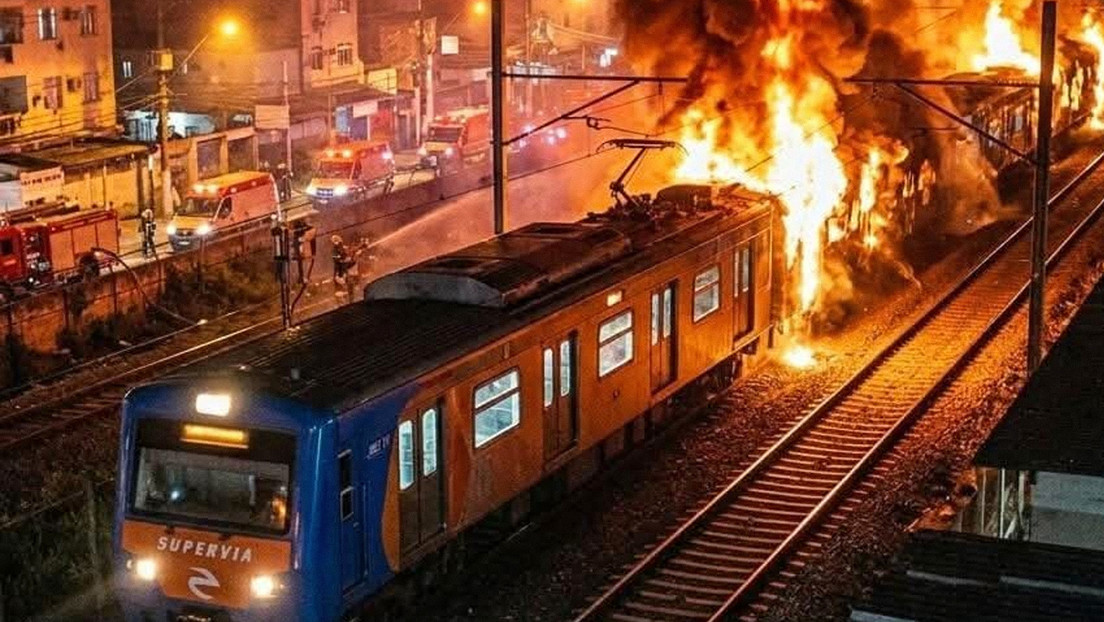 VIDEOS: Tren envuelto en llamas en Río de Janeiro