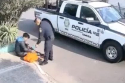 VIDEO: Policía cachetea a joven que descansaba en una banqueta y termina suspendido