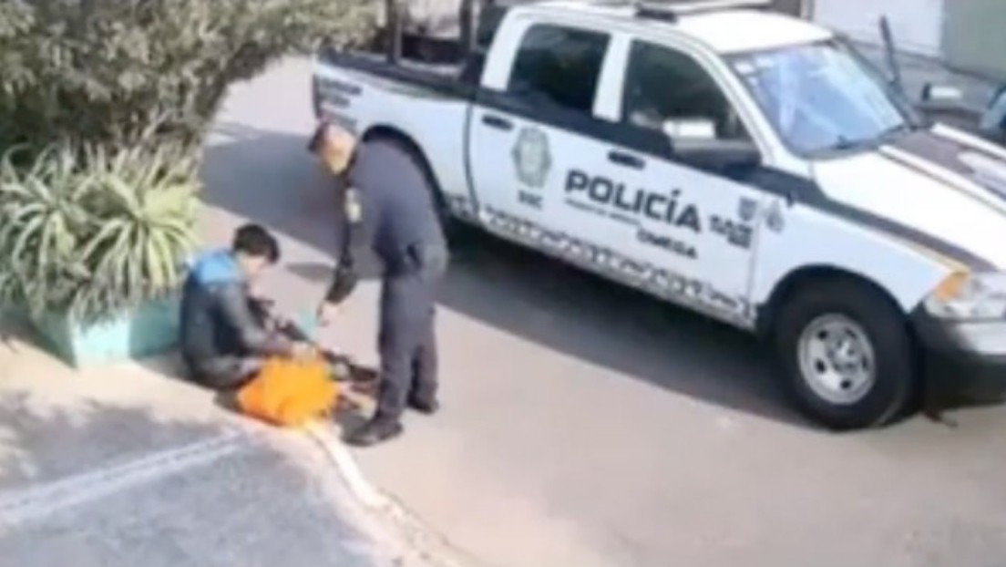 VIDEO: Policía cachetea a joven que descansaba en una banqueta y termina suspendido