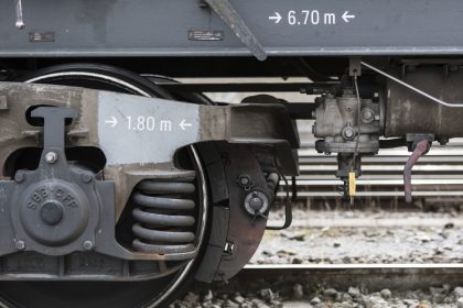 VIDEO: un policía salva a un niño de tres años de ser arrollado por un tren en Argentina